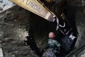 人行道出现三米宽大坑 施工方连夜抢修图片