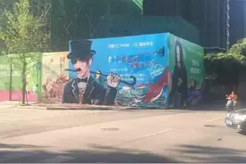 城南二环某楼盘广告好野性！群众表示，就这样不要停！图片