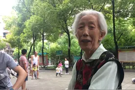 90岁的婆婆照顾社区困难户 30年如一日从未变过图片