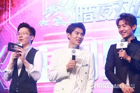 暑期第一科幻电影《无限斗界之暗夜双龙》7月16上映图片