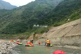 千佛山水上乐园：游客醉酒漂流还打人图片