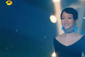 歌手：第八期终极踢馆赛，张韶涵再变穿衣风格出场，这造型杠杠滴视频封面