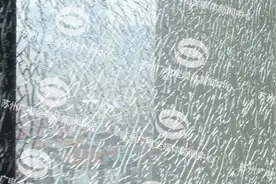 南环新村一居民家窗户一块钢化玻璃无故自爆图片