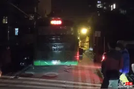 坏公交车被交警指挥进小区 堵死胡同居民齐推出图片