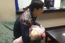 三岁女孩大冬天走失 父亲急得满身是汗 警民联合帮其找回女儿图片