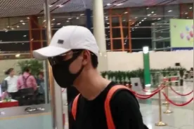 后悔了？秦俊杰七夕后现身机场，状态低泪流不止视频封面