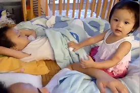 妹妹听妈妈话喊哥哥起床，却被妈妈责怪拍的力气大，一下委屈哭视频封面