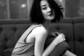 许晴穿吊带上衣微露香沟 姿态妖娆一颦一笑妩媚动人视频封面