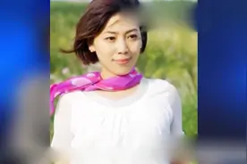 央视美女主持，劳春燕一家近照曝光，老公身份显赫，让人难以置信视频封面