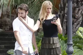 臭美狂魔！名模佩特拉当街调戏男友 转圈求拍美照变网瘾少女图片