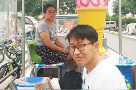 淄博残疾小夫妻每天十小时制卖冰淇淋图片