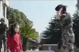 特种兵的女儿到部队找爸爸，跟守卫聊天好可爱被萌翻了视频封面