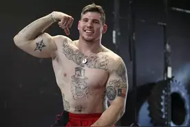 刚出生就被截去双腿的小哥..现在练成了别人认为他最不可能做的事情..图片