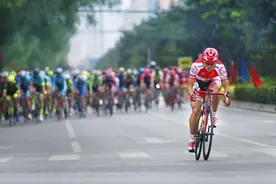 环湖赛首战董晓勇梦想终成真 获“亚洲最佳”蓝袍加身图片