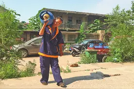 济南五旬送气工每天骑车行程30余公里 一天送四五十罐气图片