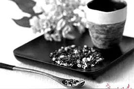 泡杯槐花茶，降脂又消暑图片