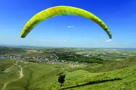 新疆诞生滑翔伞中国留空纪录图片