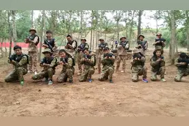 真人CS野战感受战场环境 增强团队合作意识图片