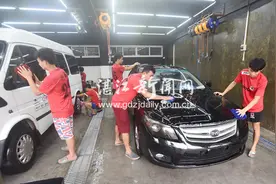 聋人足球队队员的爱心与梦想图片