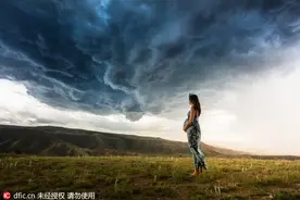 美国准妈妈挺大肚追风暴 拍另类孕照图片