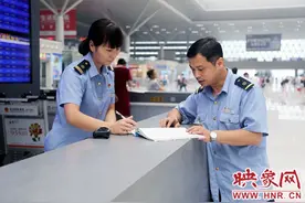 郑州高铁“夫妻档”轮班照顾女儿 每天团聚仅几分钟图片