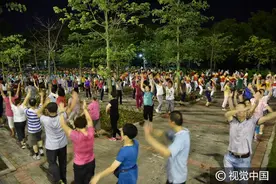 深圳：公园变“舞池”，千人齐跳广场舞场面壮观图片