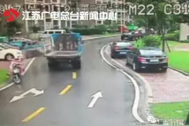 大卡车甩出钢板砸晕父女俩，4岁女儿苏醒后不认识爸妈，也不会走路了！图片