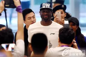 人气爆棚！韦德中国行郑州站 韦德现身活动与大批狂热粉丝互动图片