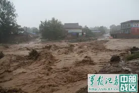 河南安阳遭遇特大暴雨 猛虎师某团官兵紧急救援图片