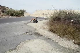 她们静坐路边，等待客人到来图片