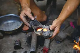 行将消失的农村老手艺：补锅匠图片