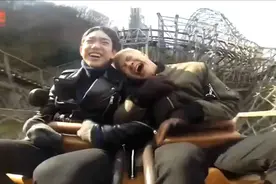 王嘉尔和队友珍荣坐过山车，珍荣一脸享受，然而嘎嘎内心是崩溃的图片