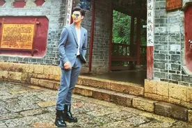 田亮西装搭雨靴诗和远方感慨米线实在，网友心疼只想问你热不热？图片