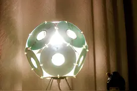 废旧的CD光碟做成高端台灯，开灯的一刻出现前所未有的光芒图片