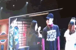 权志龙演唱会被亲，女粉丝道歉销号，匿名模仿者后来居上图片