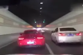 职业车手开保时捷狂飙！却甩不掉一名修车工图片