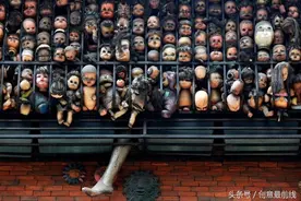 国外艺术家收集娃娃成瘾，家里全部塞满放在阳台让人不寒而栗图片