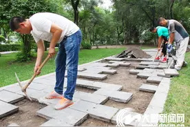 江滨公园修复更换破损地砖图片