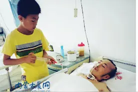 12岁男孩打地铺照顾“植物人”父亲 盼其醒来图片