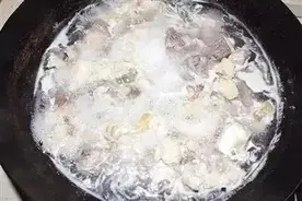 煮肉的白沫是什么？对身体有没有害？我们该怎么办？图片