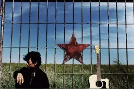 那个唱《南方姑娘》的赵雷，今天30岁了！图片