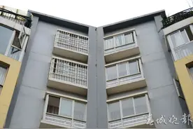 昆明一小区楼房倾斜楼靠楼 住户提心吊胆睡不着觉图片