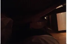 我正躲在床底下呢！我哥和女朋友来了！我要崩溃了......图片
