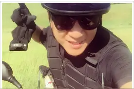 孙红雷深夜不睡变机车男自带柔光 网友：抢摩托车，偷表情包！图片