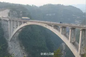宜万铁路昨恢复双线通车图片