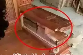 买了一套沙发，拆开后却看到一堆烂木头图片