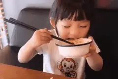 这个小吃货，萌哭了图片