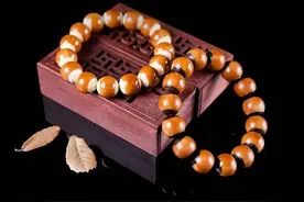 聊聊美女们适合佩戴什么款式的橄榄核手串图片