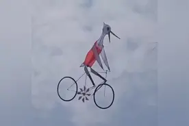 牛人制作的风筝，空中骑自行车，腿还能动图片