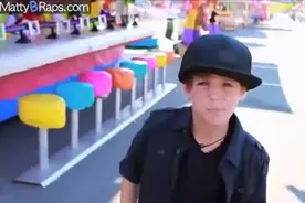 小学生翻唱贾斯汀比伯的“永不言弃”，水平和小贾有的一拼！图片